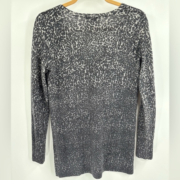 Bloomingdale’s 2-ply 100% Cashmere V Neck Animal Print Leopard Sweater Medium - Picture 7 of 12